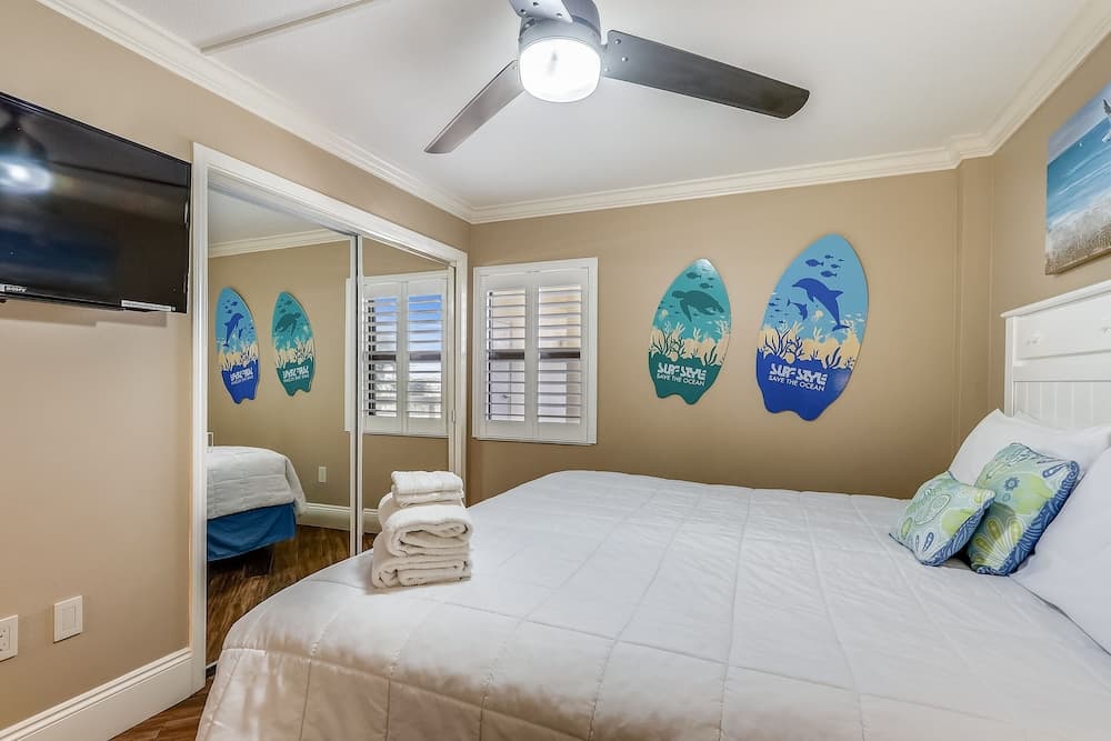 Inlet Reef 303 2 Bedroom Condo by RedAwning