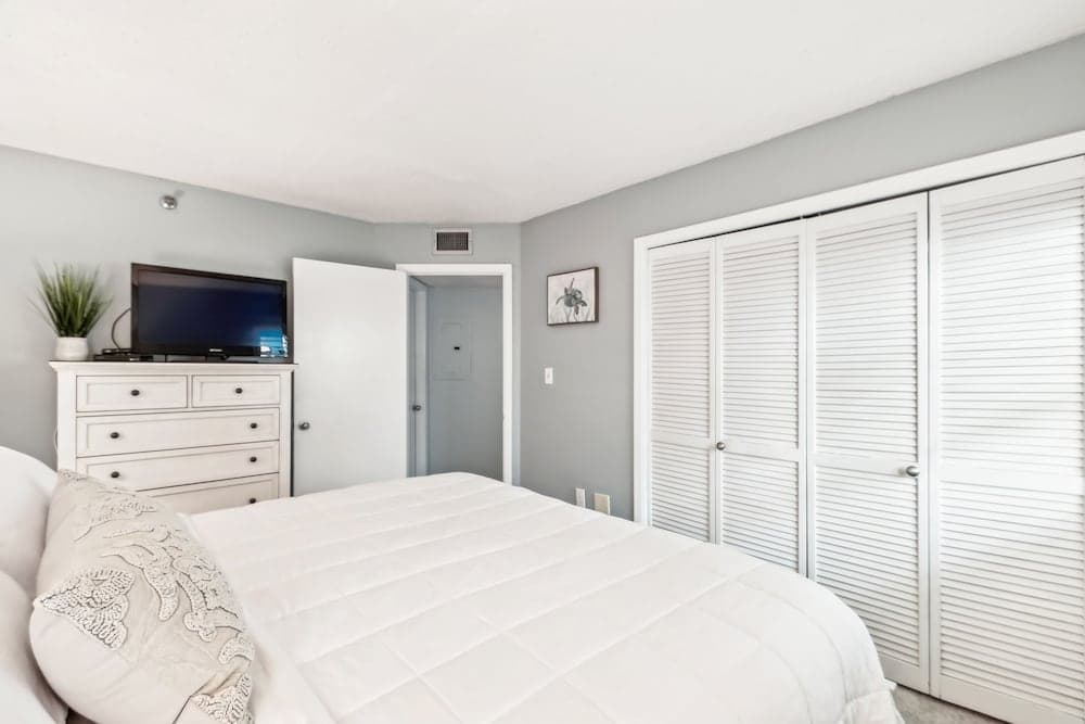 Inlet Reef 502 2 Bedroom Condo by RedAwning