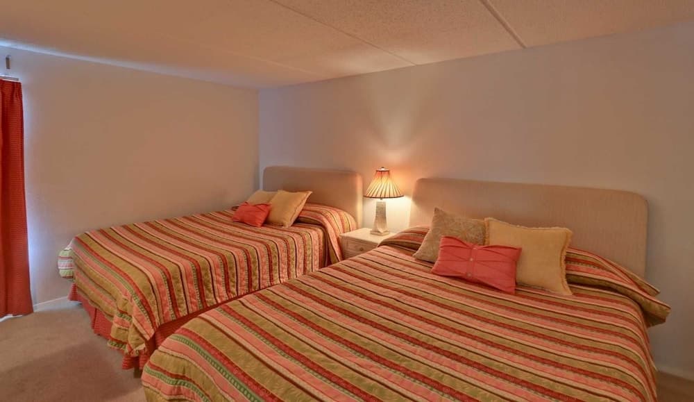 Edgewater 507 Minium 3 Bedroom Condo by RedAwning