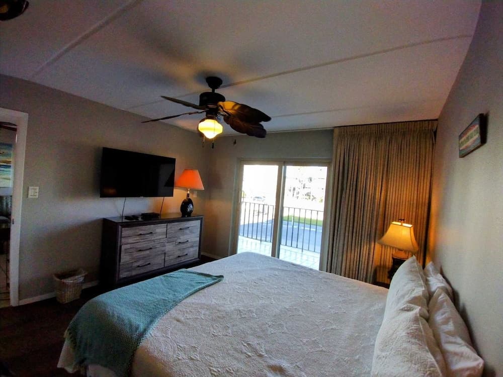 Beachview 206 Minium 2 Bedroom Condo by RedAwning