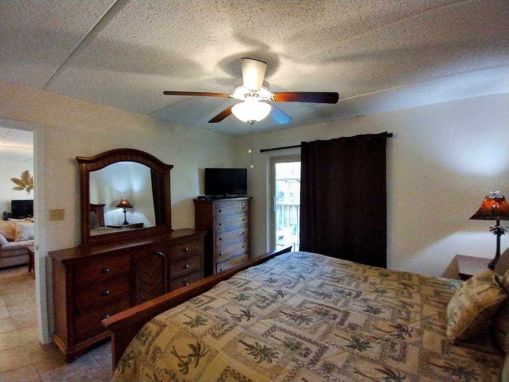 Beachview 208 Minium 2 Bedroom Condo by RedAwning