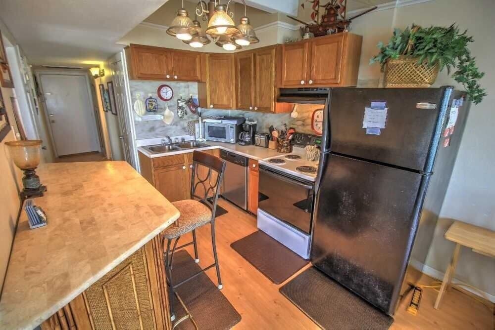 Aquarius 907 Minium 2 Bedroom Condo by RedAwning