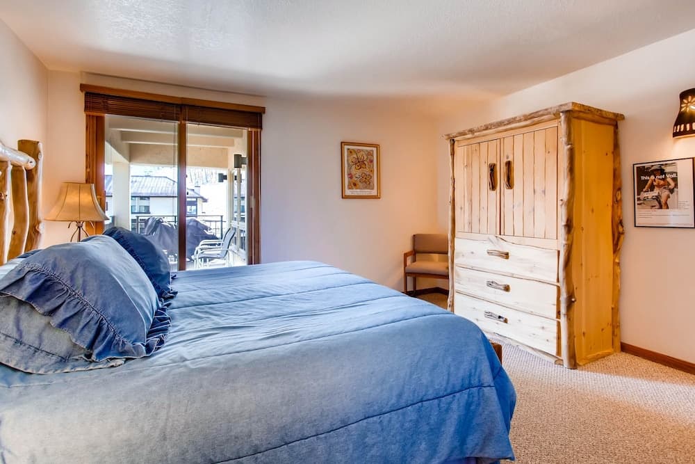 Spacious 2 Br Unit With Completely Updated Kitchen 2 Bedroom Condo - No Cleaning Fee! by RedAwning