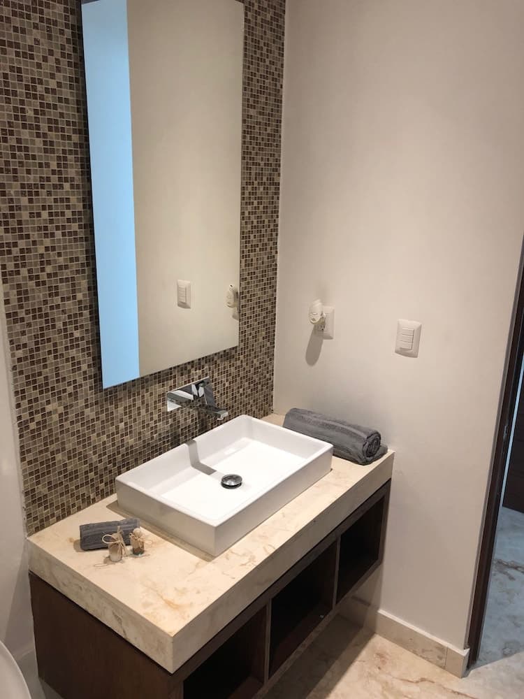 Spacious Contemporary 2 Bed Swim Up Condo- ENCANTO 102 – By Salt-Kisse