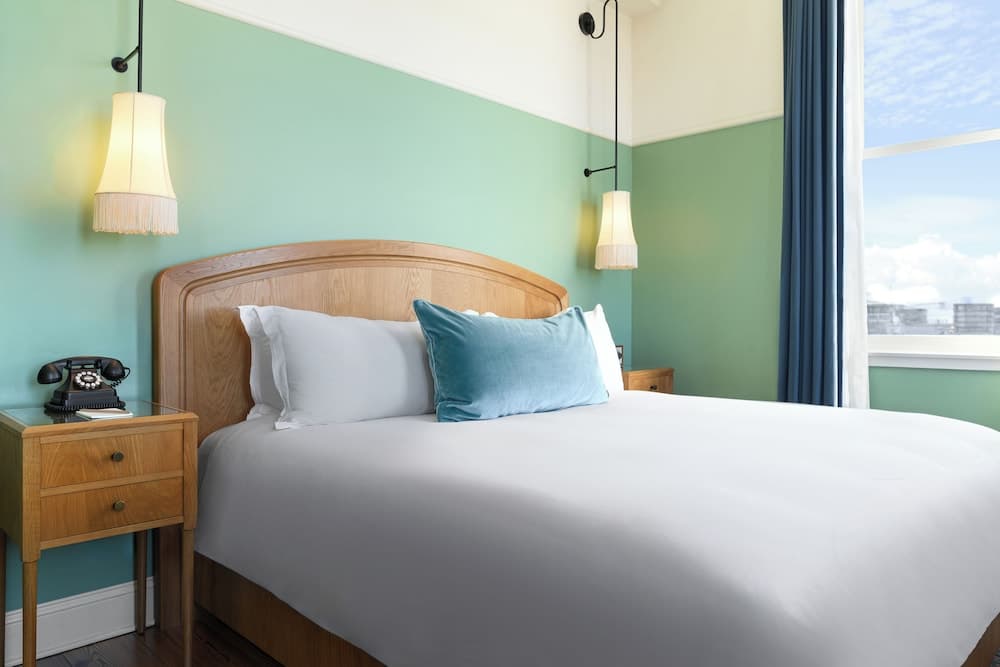 The Drayton Hotel Savannah, Curio Collection by Hilton