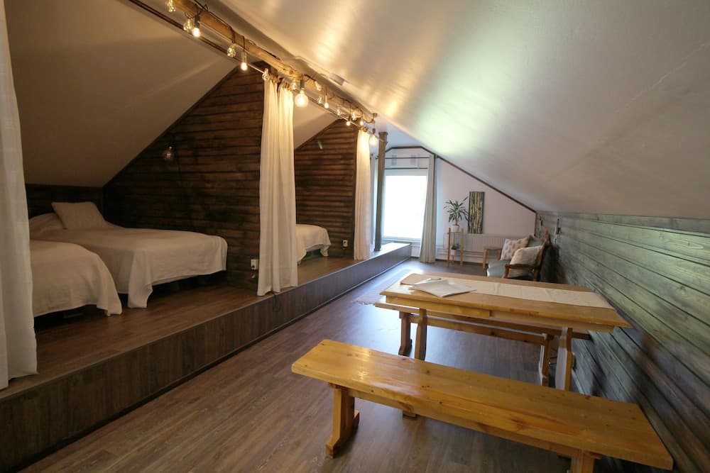 LAURI Historical Log House Manor