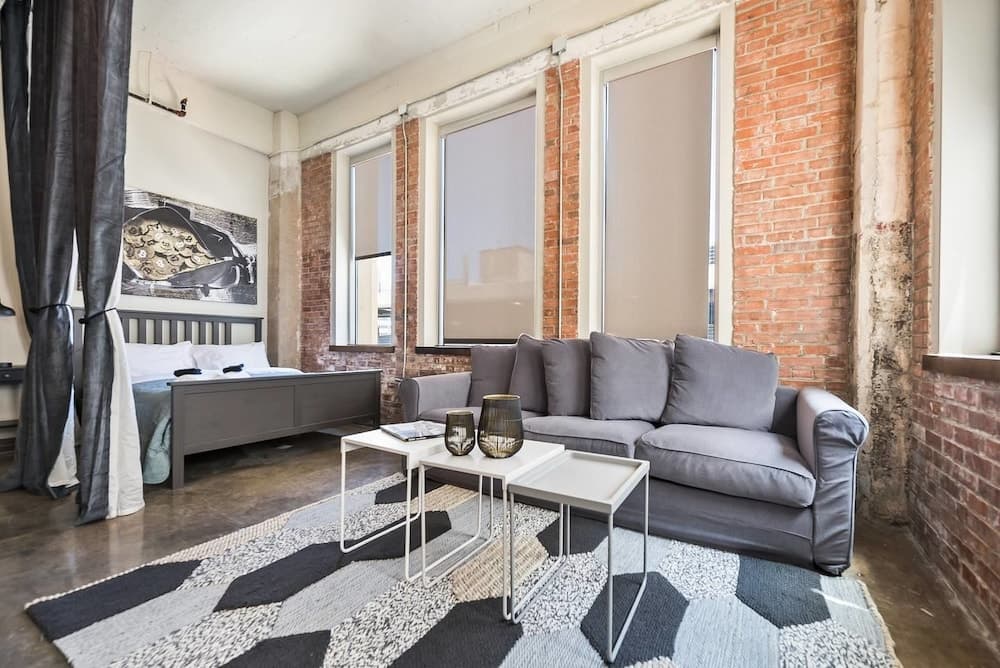 Beautiful 3bd Unit in Perfect Downtown Location