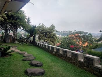 Villa Beverly Hills Puncak for 50 pax