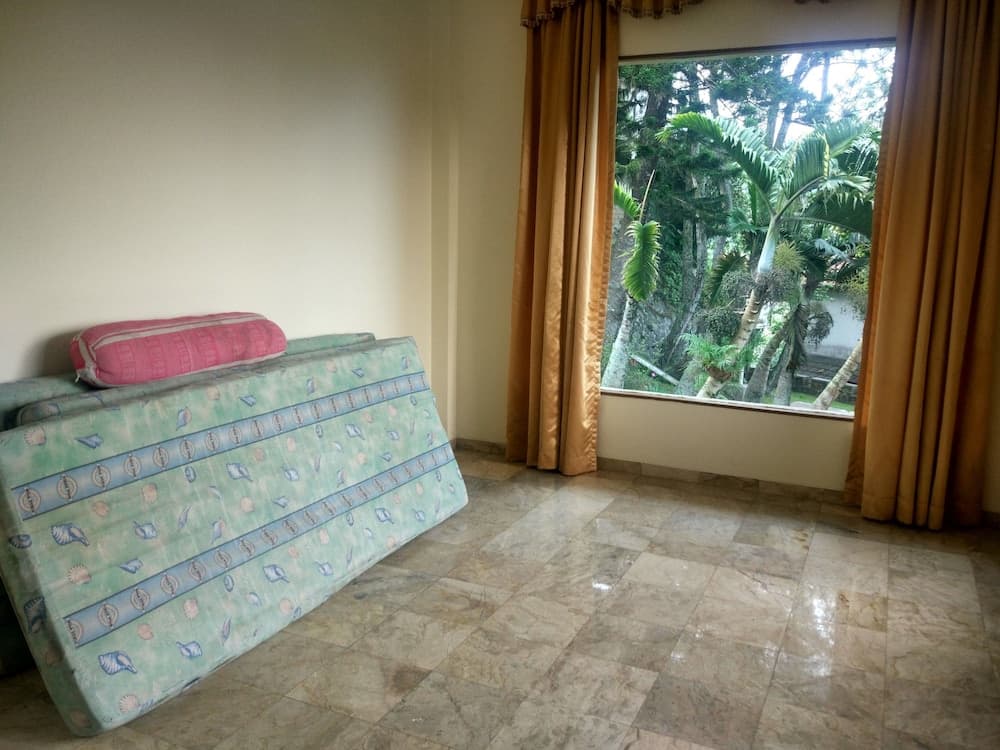 Villa Beverly Hills Puncak for 50 pax