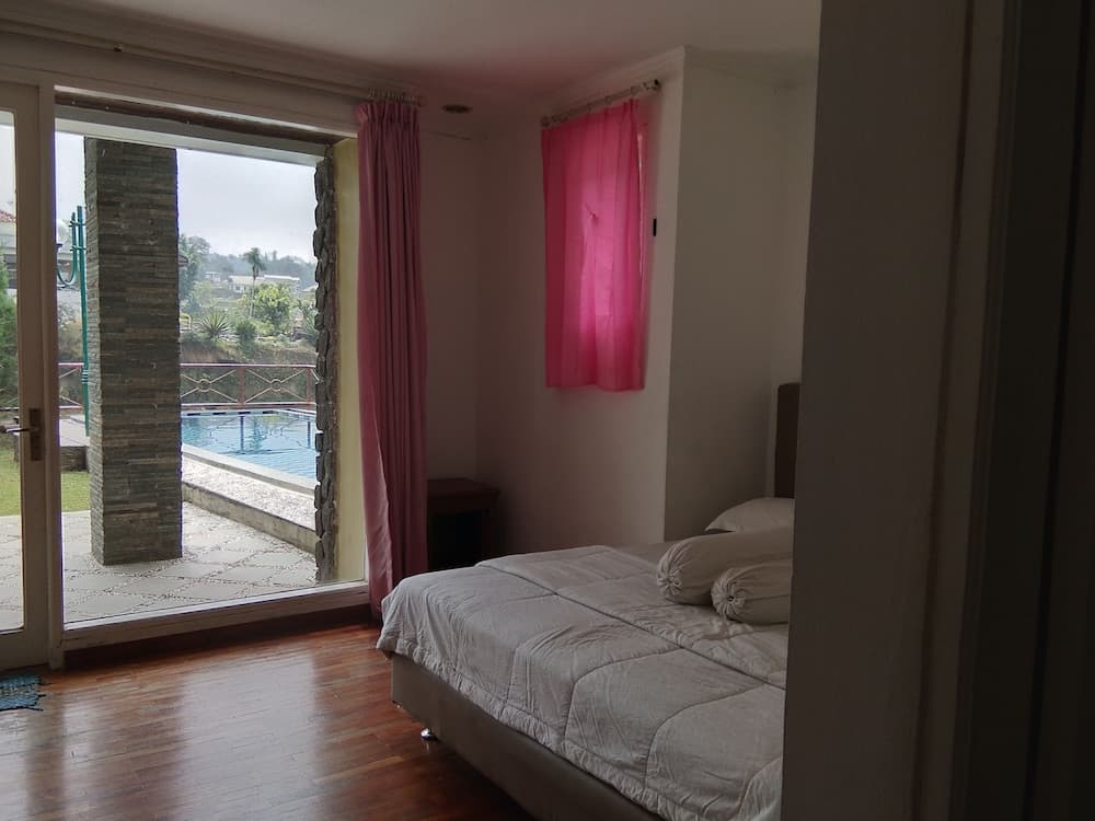 Villa Danau 5 Bedroom for 50 pax