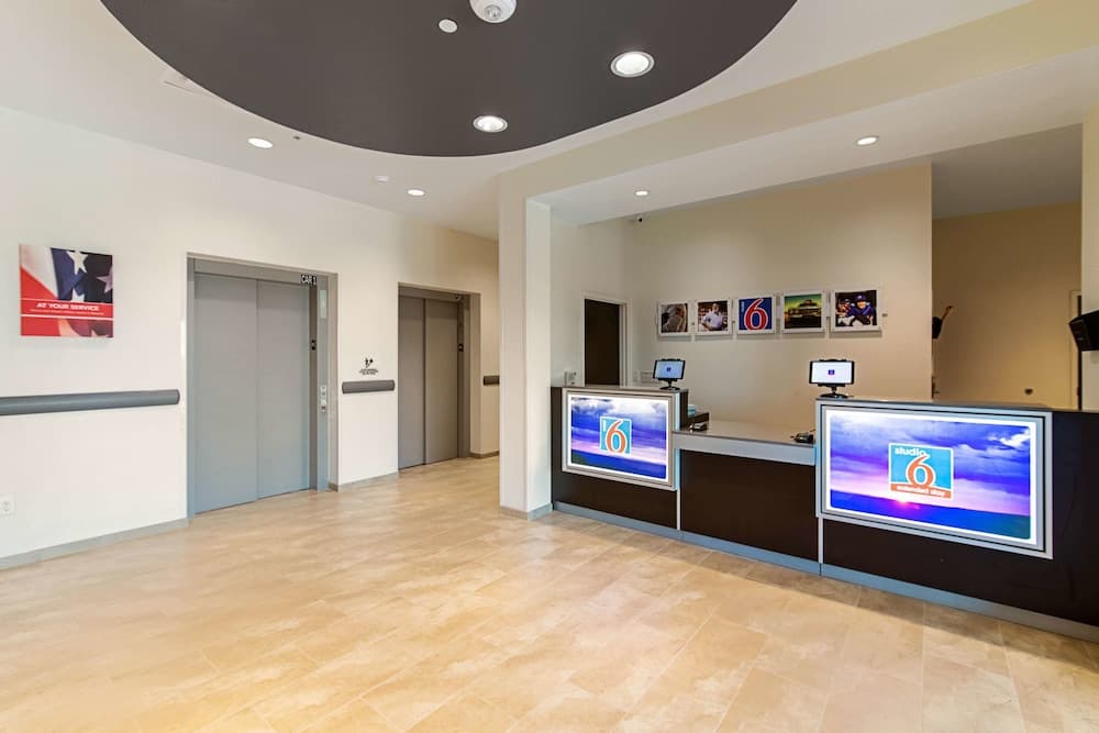 Studio 6 Austin, TX - Airport