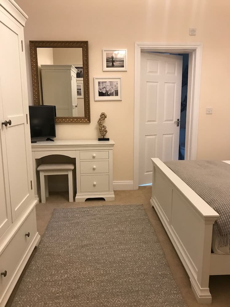 Stracey Road Apartment