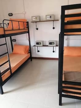 Sea Breeze Backpacker Hostel - Adults Only