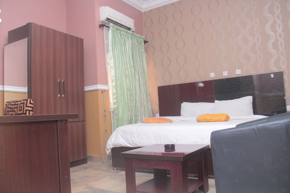 Titanic View Hotel & Suites