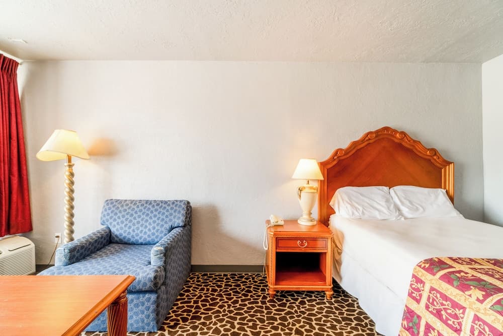 Castle Inn & Suites by OYO Lawton