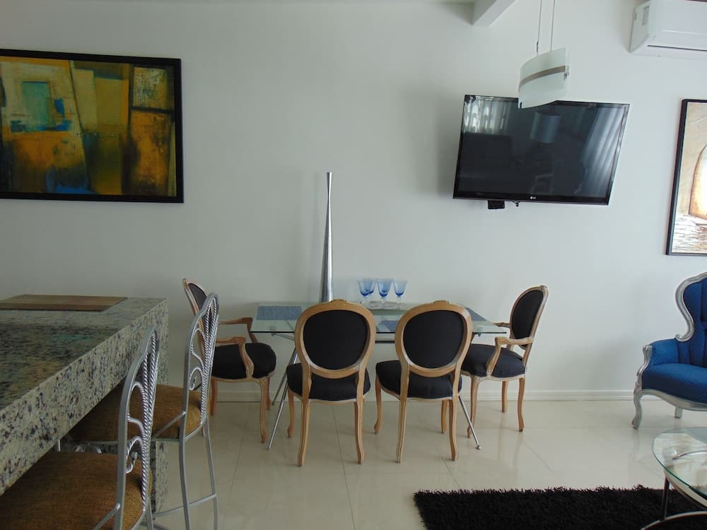 Modern Townhome Prime Location