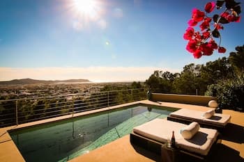 Villa The Rock Legends