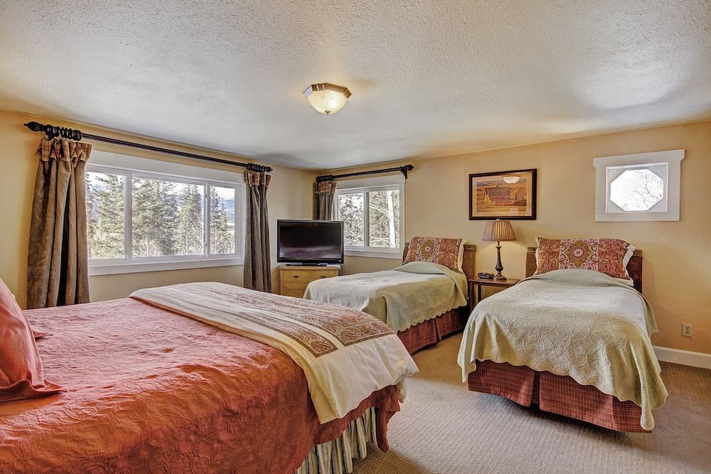 High Point Chateau 4 Bedroom Home by RedAwning