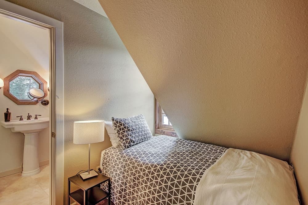 Summit Solitude  7 Bedroom Home by RedAwning