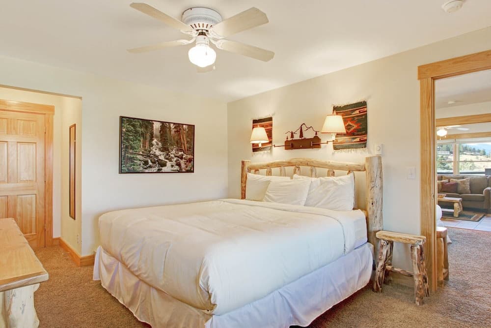 Ptarmigan Mountain 202 3 Bedroom Condo by RedAwning