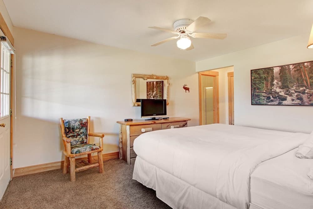 Ptarmigan Mountain 202 3 Bedroom Condo by RedAwning