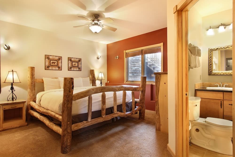 Chiefs Head Peak 21b 2 Bedroom Condo by RedAwning