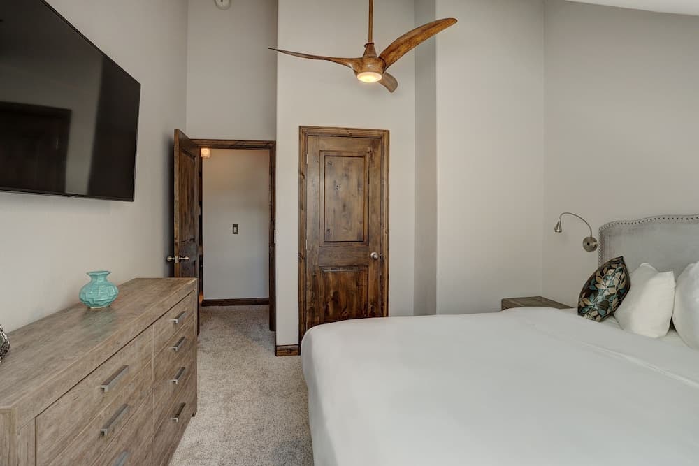 4br Renovated - Sleeps 12- Downtown Breck by RedAwning
