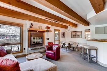 Elegantly Styled Plaza  2 Bedroom Condo - No Cleaning Fee! by RedAwning