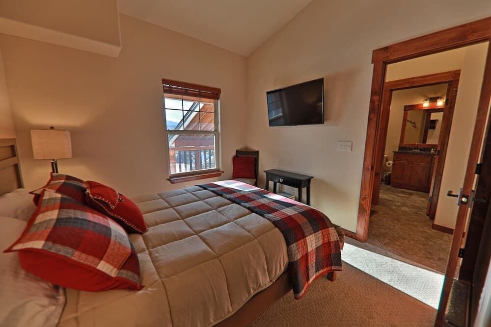 Cozens Pointe 2 Bedroom Condo by RedAwning