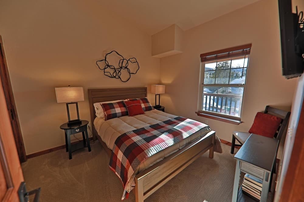 Cozens Pointe 2 Bedroom Condo by RedAwning