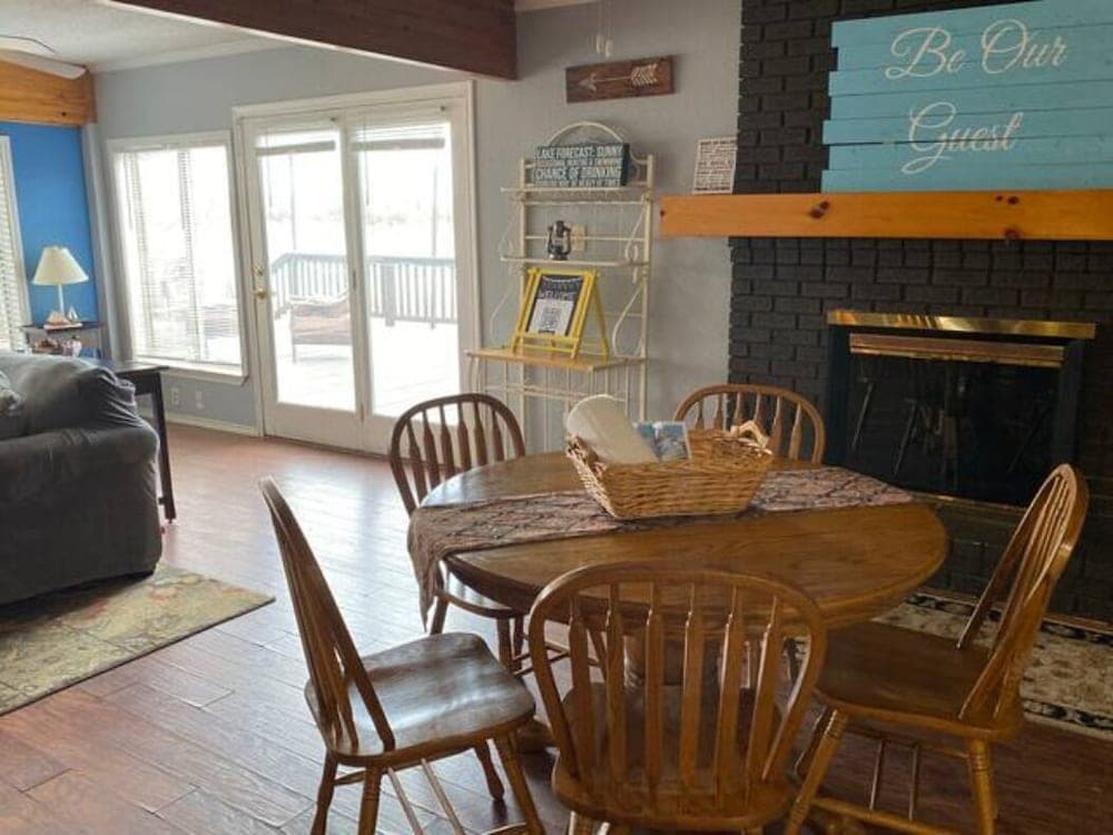 Beautiful Kayewood Waterfront Retreat