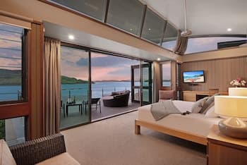 Yacht Club Villa 33-Serenity-Ocean Views with Golf Buggy