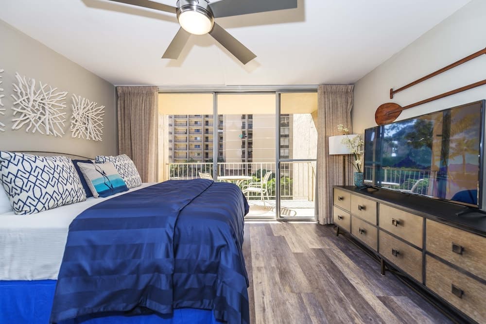 Royal Kahana 318 Studio Bedroom Condo by RedAwning