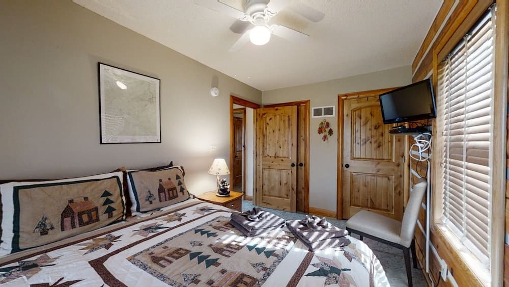 Bear Cave 4 Bedroom Cabin by RedAwning