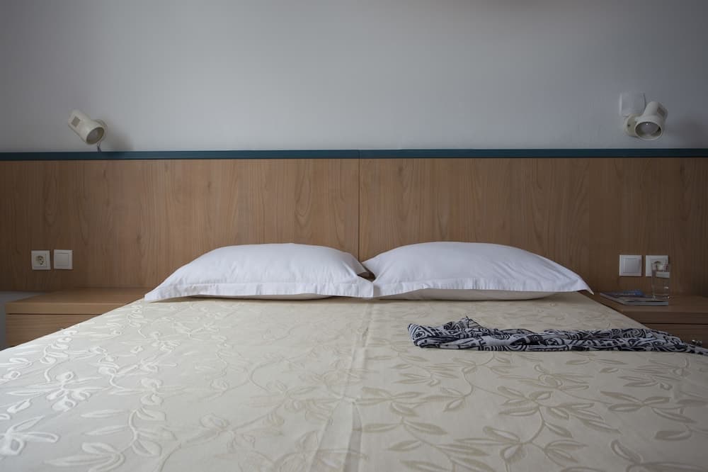 Romani Studios Perissa