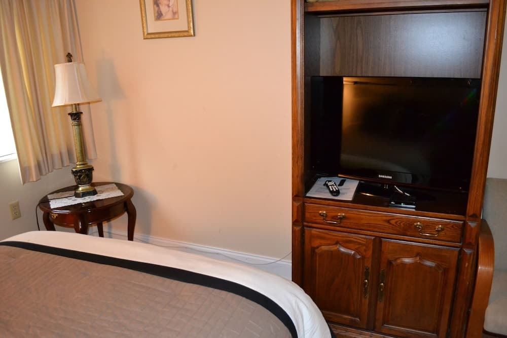 City View 411 3BD Condo with Fireplace by RedAwning