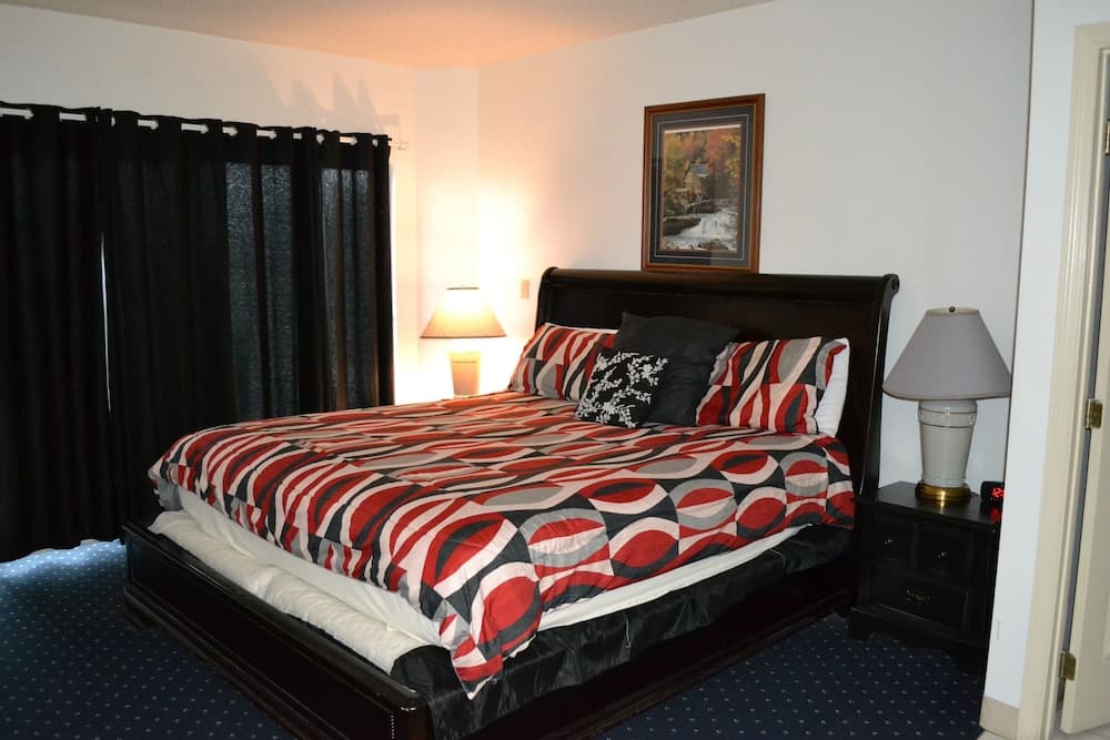 City View 410 3BD Condo with Private Balcony by RedAwning