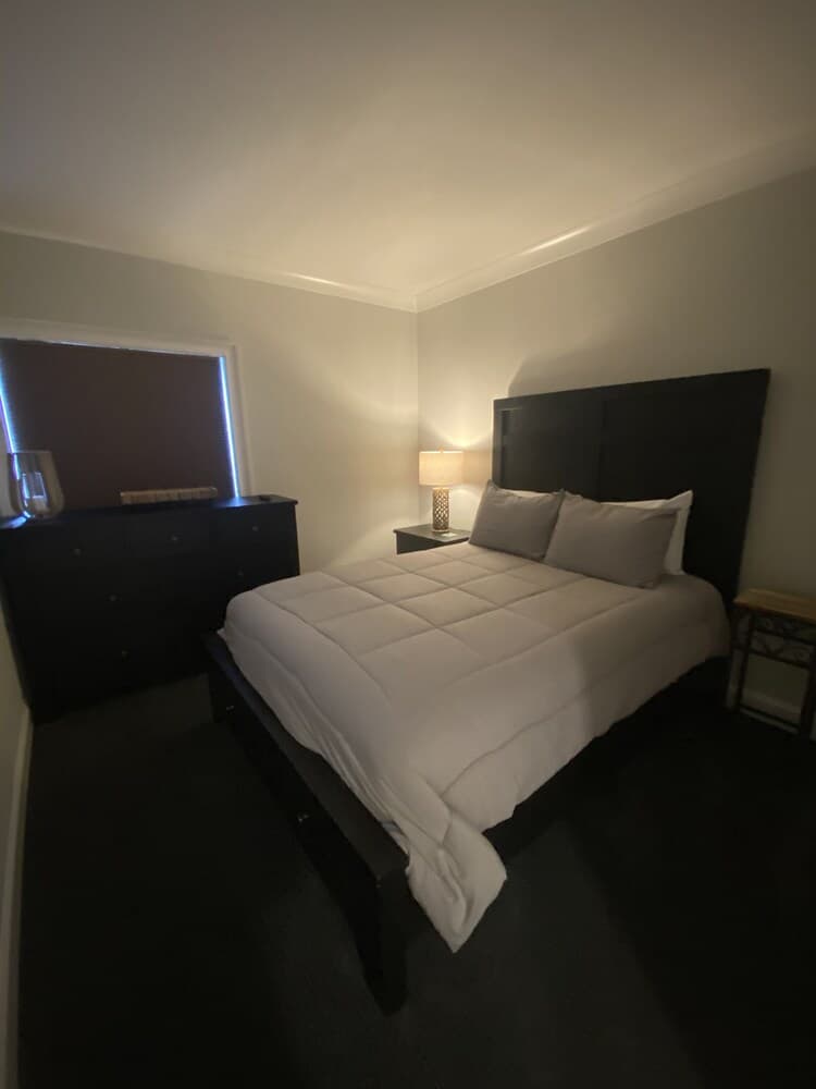 111 3bd 3 Bedroom Condo by RedAwning