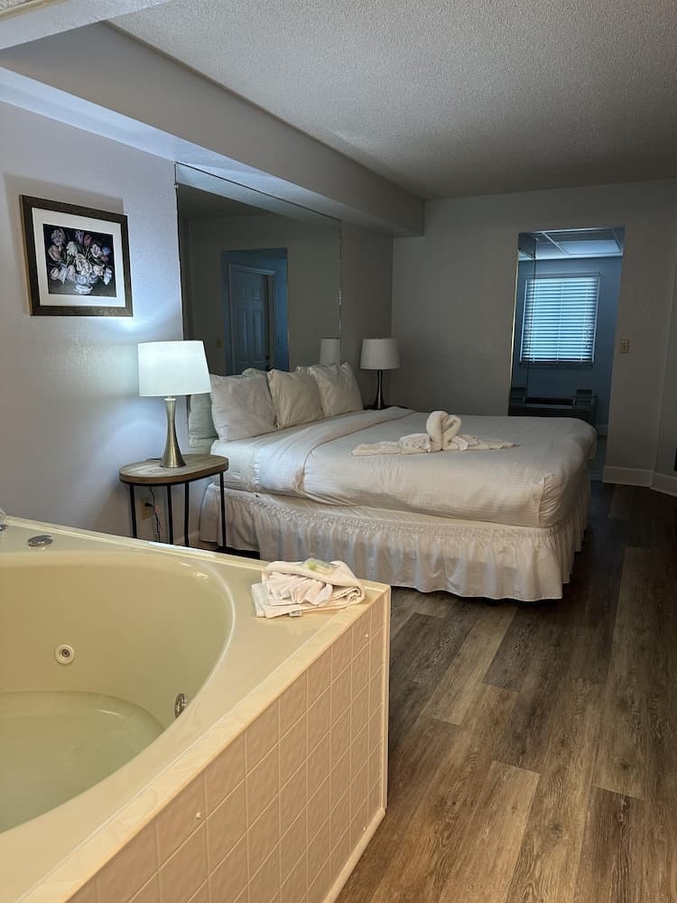 409 1bd 1 Bedroom Condo by RedAwning