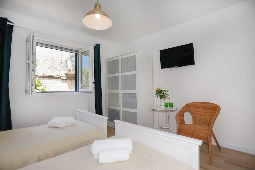 Apartments and Rooms Stone House