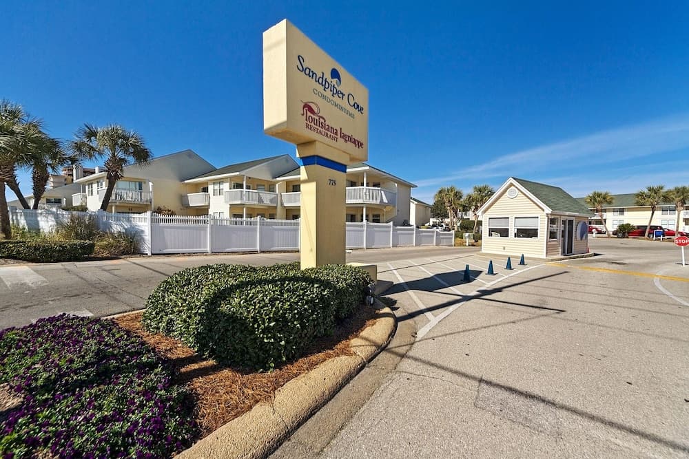 Sandpiper Cove 8208 Studio Bedroom Condo by RedAwning