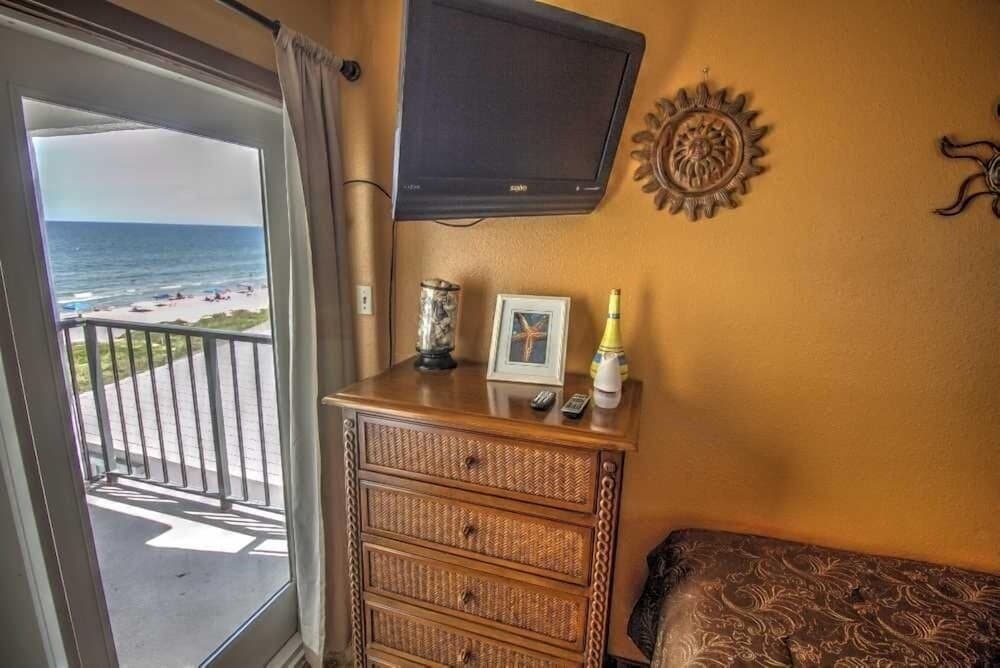 Florence I 608 Minium Studio Bedroom Condo by RedAwning