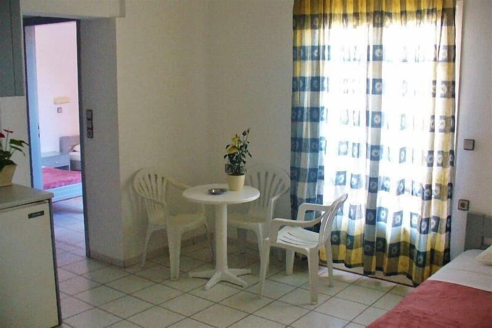 7 Days Studios & Apts