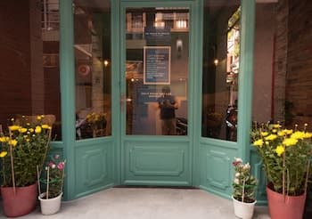 The Prince of Whales Hostel & Bar