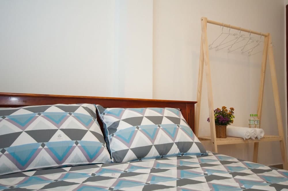 The Prince of Whales Hostel & Bar