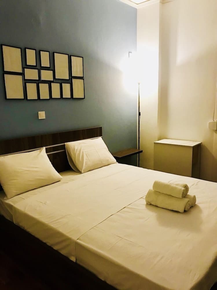 Renovated minimal aptm next to metro