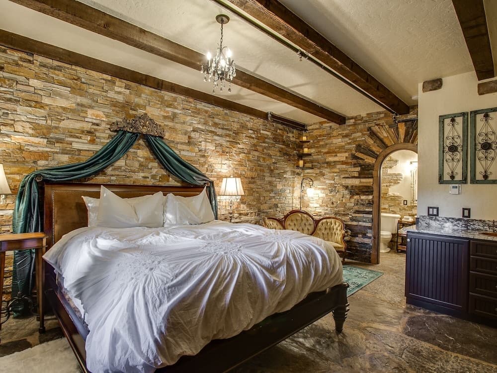 Storybook Riverside Inn