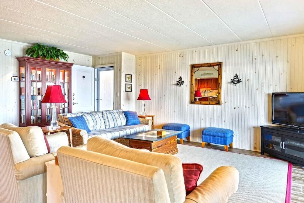 Harbour Island 307l 2 Bedroom Condo by RedAwning