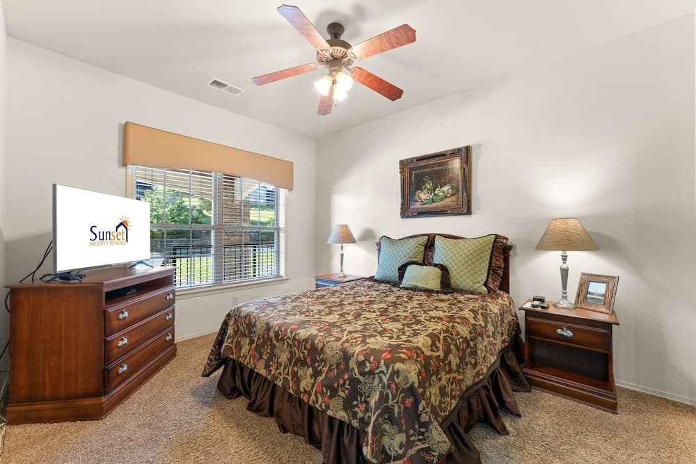 Ozark Comfort 3 Bedroom Condo by RedAwning