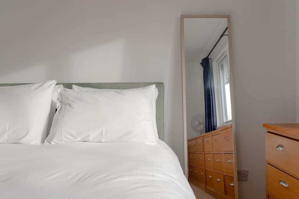 A Spacious 2 Bedroom Apartment In Aldgate East